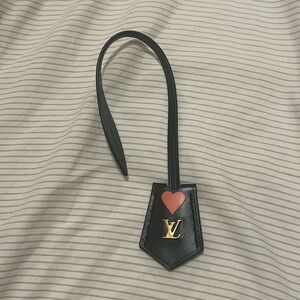 LV vanity case tag